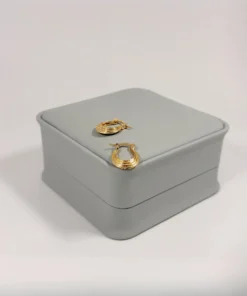 Aretes Candonga Mini Luna Escalonada Dorada | Colección Cerchio | Oro Laminado 18K