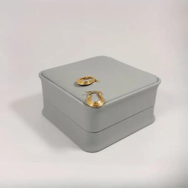 Aretes Candonga Mini Luna Escalonada Dorada | Colección Cerchio | Oro Laminado 18K