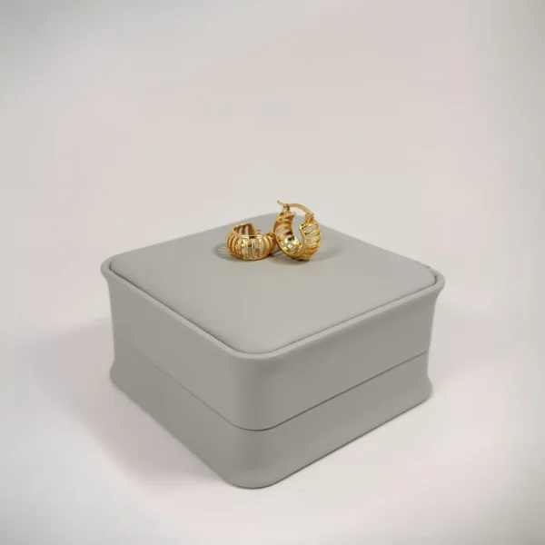 Aretes Candonga Mini Jaula Calada Dorada | Colección Cerchio | Oro Laminado 18K