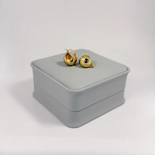 Aretes Candonga Mini Gruesa Lisa Dorada | Colección Cerchio | Oro Laminado 18K