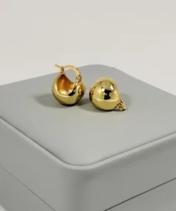 Alternative view of Aretes Candonga Mini Gruesa Lisa Dorada | Colección Cerchio | Oro Laminado 18K