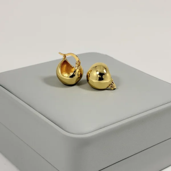 Alternative view of Aretes Candonga Mini Gruesa Lisa Dorada | Colección Cerchio | Oro Laminado 18K