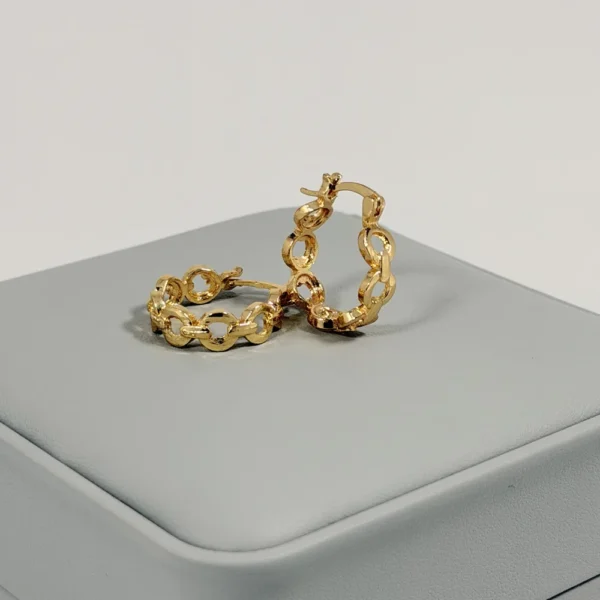 Alternative view of Aretes Candonga Mediana Eslabones Rolo Dorada | Colección Cerchio | Oro Laminado 18K