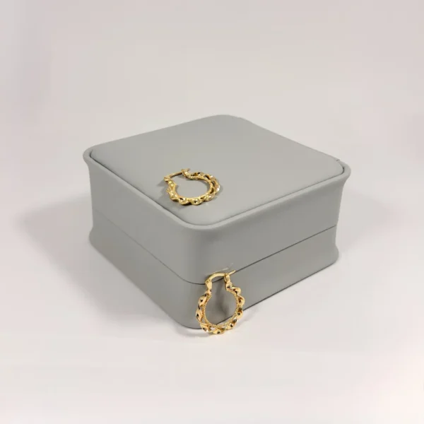 Aretes Candonga Mini Melcocha Granulada Dorada | Colección Cerchio | Oro Laminado 18K