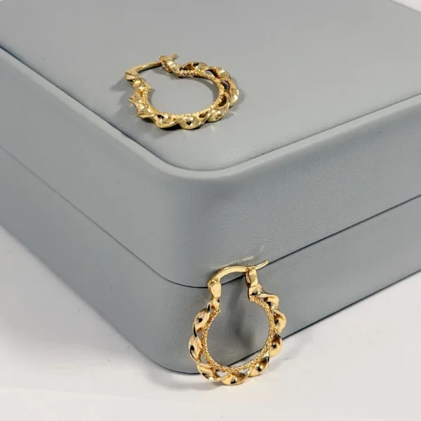 Alternative view of Aretes Candonga Mini Melcocha Granulada Dorada | Colección Cerchio | Oro Laminado 18K