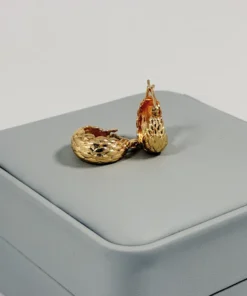 Alternative view of Aretes Candonga Mini Gruesa Escamada Dorada | Colección Cerchio | Oro Laminado 18K