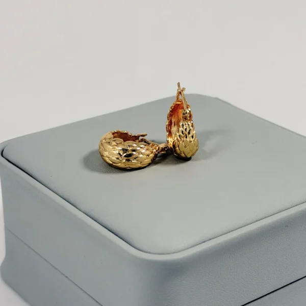 Alternative view of Aretes Candonga Mini Gruesa Escamada Dorada | Colección Cerchio | Oro Laminado 18K