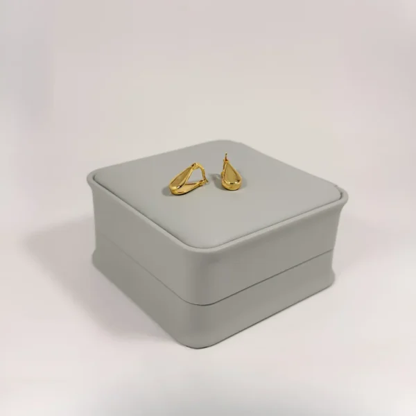 Aretes Candonga Mini Lágrima Lisa Dorada | Colección Cerchio | Oro Laminado 18K