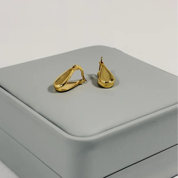 Alternative view of Aretes Candonga Mini Lágrima Lisa Dorada | Colección Cerchio | Oro Laminado 18K