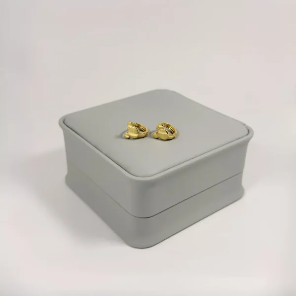 Aretes Huggie Silueta MKM Lisa Dorada | Colección Chiuso | Oro Laminado 18K