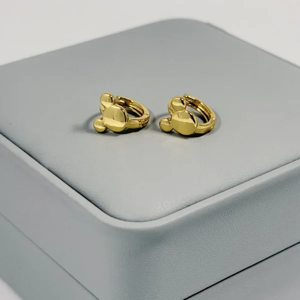 Alternative view of Aretes Huggie Silueta MKM Lisa Dorada | Colección Chiuso | Oro Laminado 18K