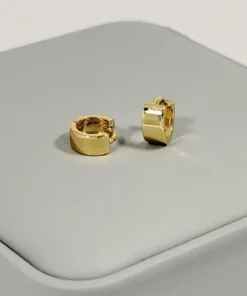 Alternative view of Aretes Huggie Mini Plano Liso Dorado | Colección Chiuso | Oro Laminado 18K