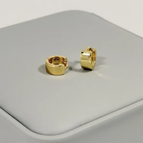 Alternative view of Aretes Huggie Mini Plano Liso Dorado | Colección Chiuso | Oro Laminado 18K