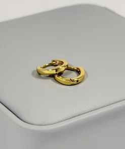 Alternative view of Aretes Huggie Mini Redondo Liso Dorado | Colección Chiuso | Oro Laminado 18K