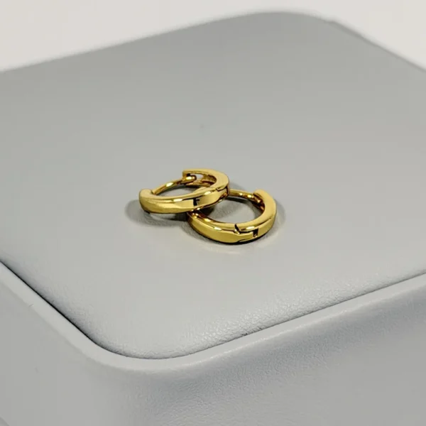 Alternative view of Aretes Huggie Mini Redondo Liso Dorado | Colección Chiuso | Oro Laminado 18K