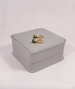 Aretes Huggie Corazón Circones Verdes Dorado | Colección Chiuso | Oro Laminado 18K