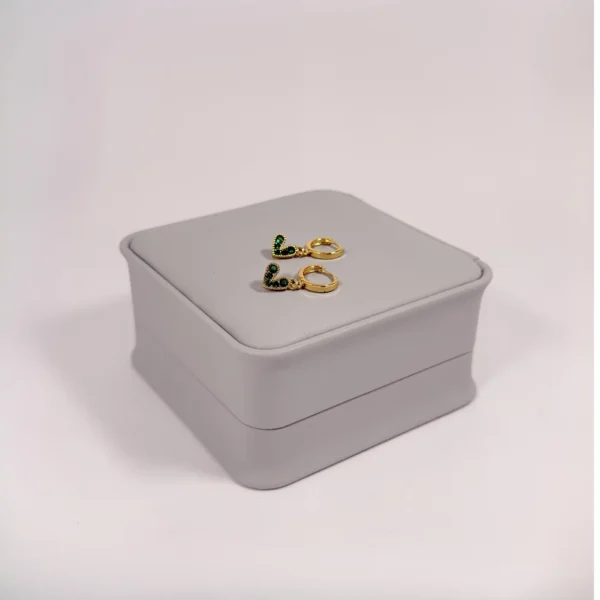 Aretes Huggie Corazón Circones Verdes Dorado | Colección Chiuso | Oro Laminado 18K