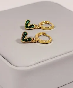 Alternative view of Aretes Huggie Corazón Circones Verdes Dorado | Colección Chiuso | Oro Laminado 18K