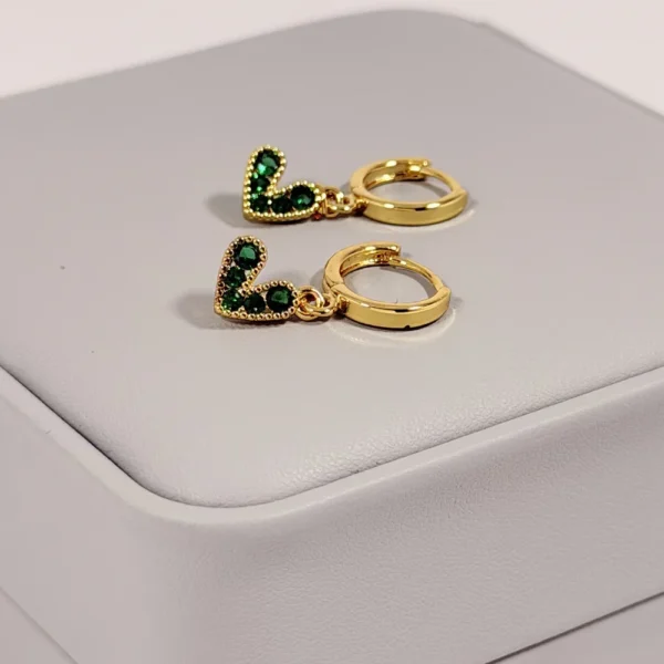 Alternative view of Aretes Huggie Corazón Circones Verdes Dorado | Colección Chiuso | Oro Laminado 18K