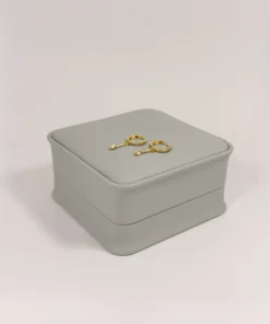 Aretes Huggie Circones Colgante Perla Dorado | Colección Chiuso | Oro Laminado 18K