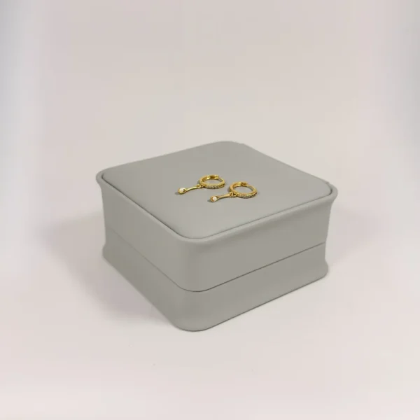 Aretes Huggie Circones Colgante Perla Dorado | Colección Chiuso | Oro Laminado 18K