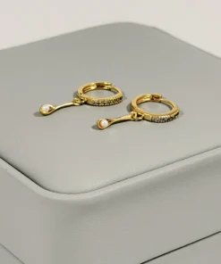 Alternative view of Aretes Huggie Circones Colgante Perla Dorado | Colección Chiuso | Oro Laminado 18K