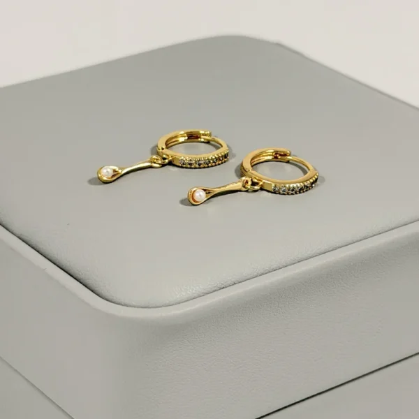 Alternative view of Aretes Huggie Circones Colgante Perla Dorado | Colección Chiuso | Oro Laminado 18K