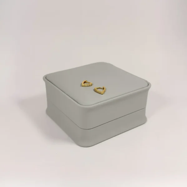 Aretes Huggie Corazón Circones Blancos Dorado | Colección Chiuso | Oro Laminado 18K