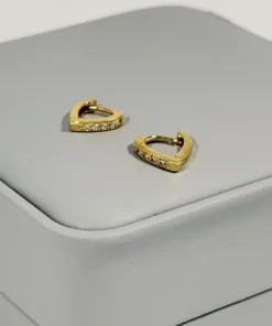 Alternative view of Aretes Huggie Corazón Circones Blancos Dorado | Colección Chiuso | Oro Laminado 18K