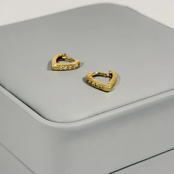 Alternative view of Aretes Huggie Corazón Circones Blancos Dorado | Colección Chiuso | Oro Laminado 18K