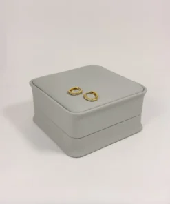 Aretes Huggie Mini Circones Blancos Dorado | Colección Chiuso | Oro Laminado 18K