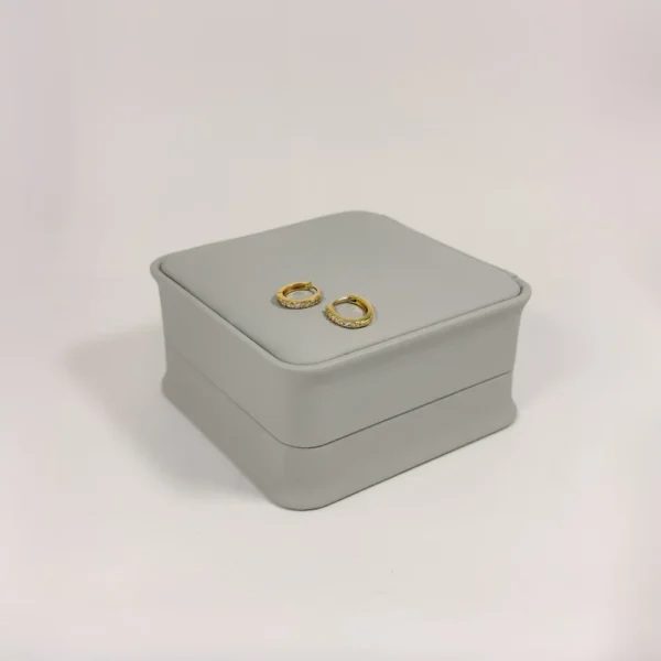 Aretes Huggie Mini Circones Blancos Dorado | Colección Chiuso | Oro Laminado 18K