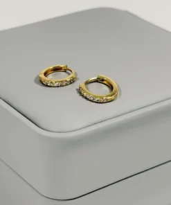 Alternative view of Aretes Huggie Mini Circones Blancos Dorado | Colección Chiuso | Oro Laminado 18K