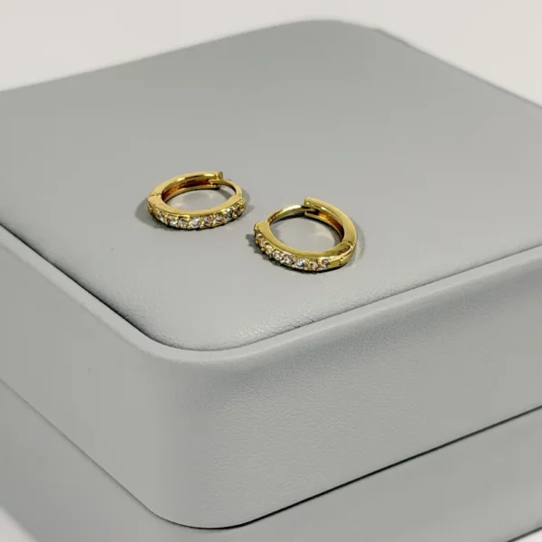 Alternative view of Aretes Huggie Mini Circones Blancos Dorado | Colección Chiuso | Oro Laminado 18K