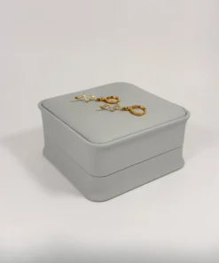 Aretes Huggie Serpiente Circones Blancos Dorado | Colección Chiuso | Oro Laminado 18K