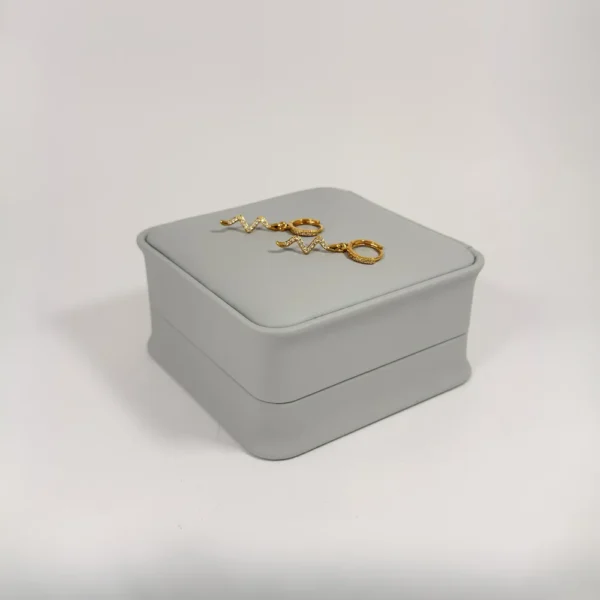 Aretes Huggie Serpiente Circones Blancos Dorado | Colección Chiuso | Oro Laminado 18K