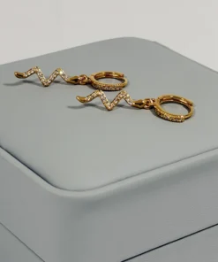 Alternative view of Aretes Huggie Serpiente Circones Blancos Dorado | Colección Chiuso | Oro Laminado 18K