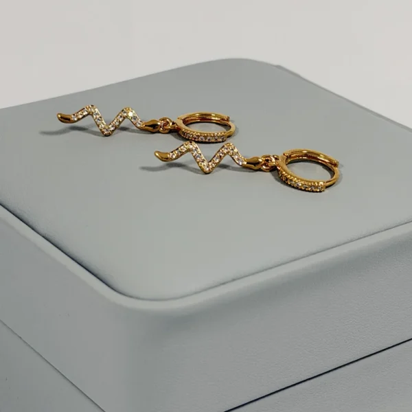 Alternative view of Aretes Huggie Serpiente Circones Blancos Dorado | Colección Chiuso | Oro Laminado 18K