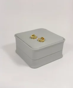 Aretes Huggie Mini Pliegues Diagonales Dorado | Colección Chiuso | Oro Laminado 18K