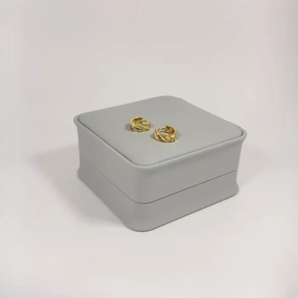 Aretes Huggie Mini Pliegues Diagonales Dorado | Colección Chiuso | Oro Laminado 18K