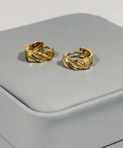 Alternative view of Aretes Huggie Mini Pliegues Diagonales Dorado | Colección Chiuso | Oro Laminado 18K