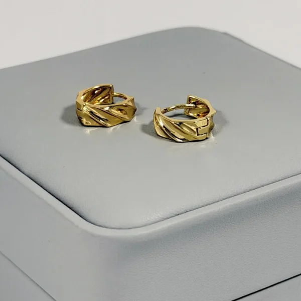 Alternative view of Aretes Huggie Mini Pliegues Diagonales Dorado | Colección Chiuso | Oro Laminado 18K