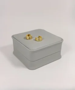 Aretes Huggie Mini Triple Banda Dorado | Colección Chiuso | Oro Laminado 18K