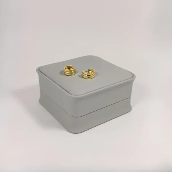 Aretes Huggie Mini Triple Banda Dorado | Colección Chiuso | Oro Laminado 18K