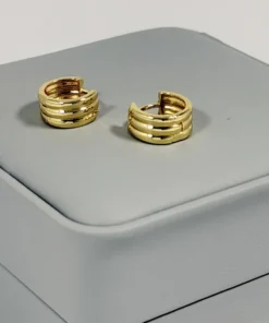 Alternative view of Aretes Huggie Mini Triple Banda Dorado | Colección Chiuso | Oro Laminado 18K