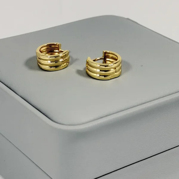 Alternative view of Aretes Huggie Mini Triple Banda Dorado | Colección Chiuso | Oro Laminado 18K