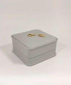 Aretes Huggie Luna Circones Blancos Dorado | Colección Chiuso | Oro Laminado 18K