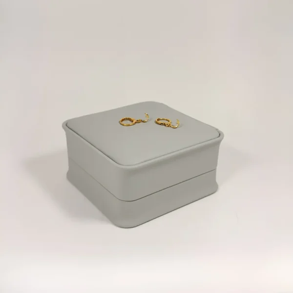 Aretes Huggie Luna Circones Blancos Dorado | Colección Chiuso | Oro Laminado 18K