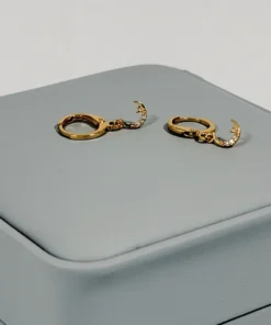 Alternative view of Aretes Huggie Luna Circones Blancos Dorado | Colección Chiuso | Oro Laminado 18K