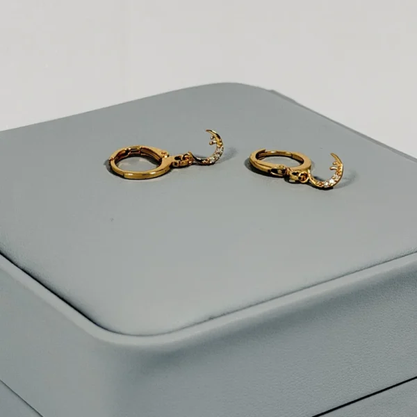 Alternative view of Aretes Huggie Luna Circones Blancos Dorado | Colección Chiuso | Oro Laminado 18K